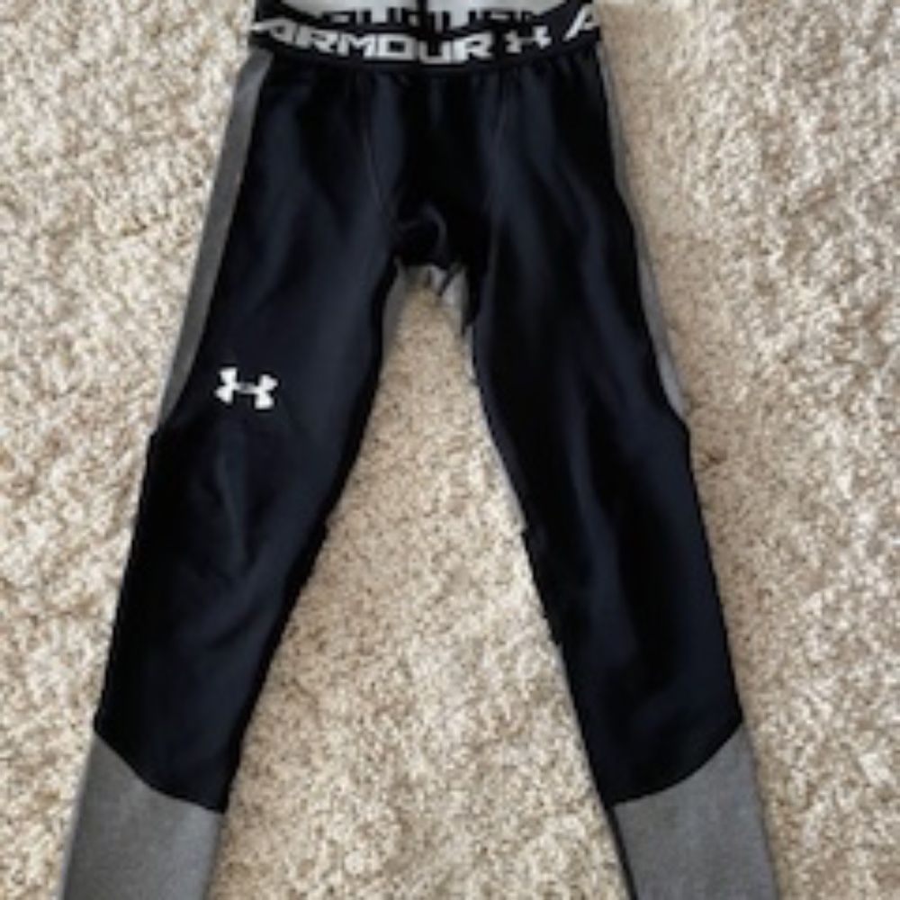 Under Armour base layer bottom Size YSM